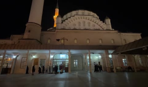 Kadir Gecesi'nde vatandaşlar camilere akın etti