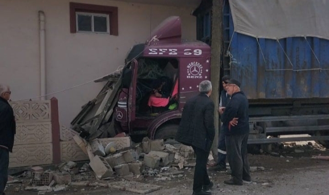 Kamyon evin duvarına çarptı