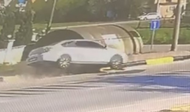 Kamyonete çarpmamak için duvara çarptı