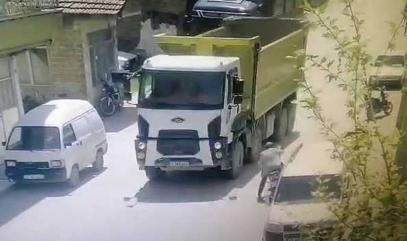 Kamyonun altında can verdi!