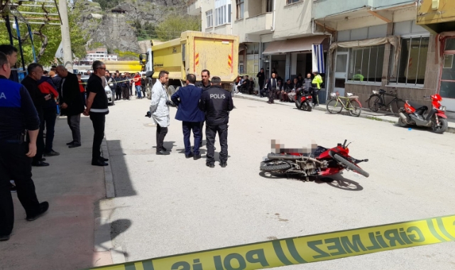 Kamyonun altında kalan motosikletliden acı haber!