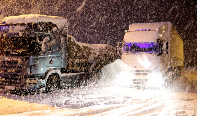 Kar ve tipi ulaşımda aksamalara neden oluyor