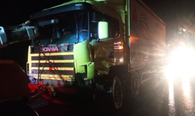 Kara yolunda iki TIR çarpıştı