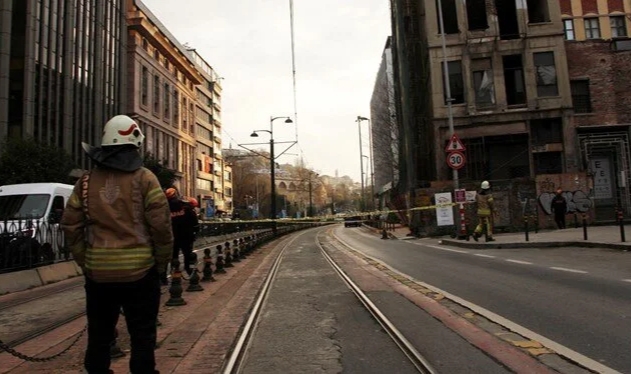 Karaköy'de 5 katlı metruk bina çöktü!