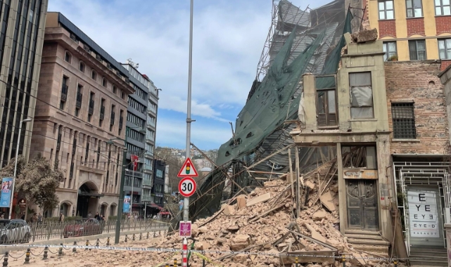 Beyoğlu'nda 5 katlı metruk bina tamamen çöktü