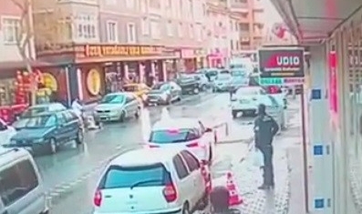 Karısını kızının yanında öldürdü