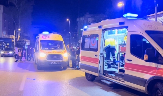 Karşıdan karşıya geçen aileye otomobil çarptı