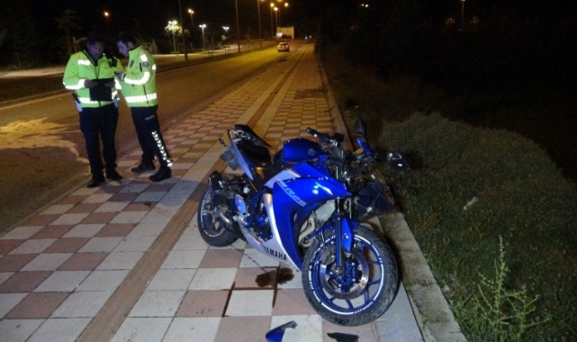 Kasksız motosikletli kazada ağır yaralandı