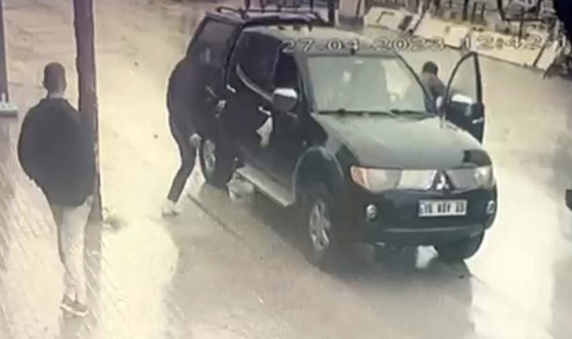 Kıza çarpan aracın camlarını kırdılar