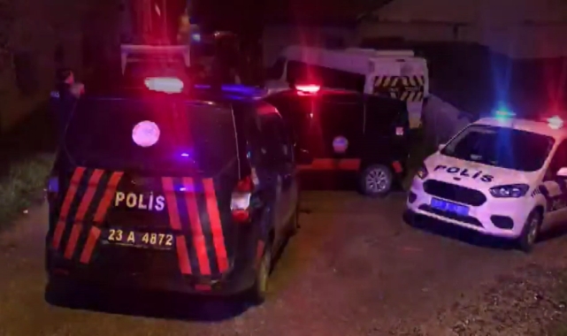 Komşular arasında bıçaklı sopalı kavga