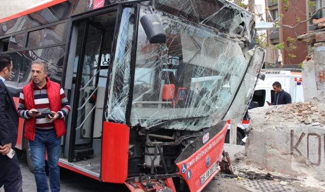 Belediye otobüsü duvara çarptı: 10 yaralı
