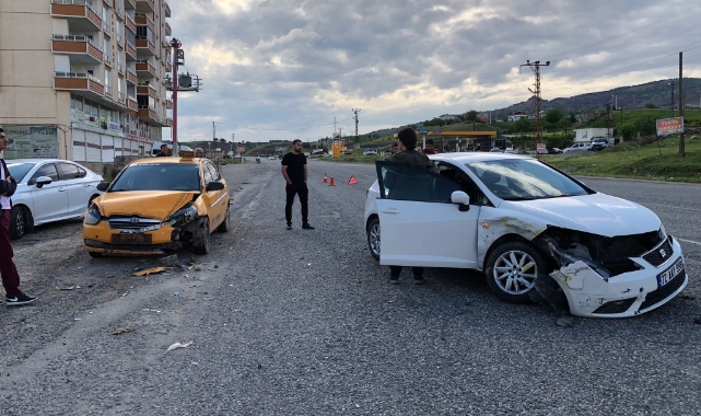 Kozluk’ta iki araç kafa kafaya çarpıştı
