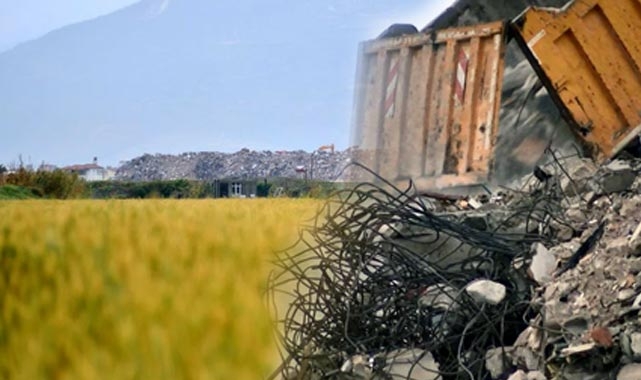 Kuş cennetinde enkaz dağı oluştu