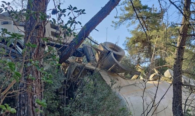 Lastiği patlayan TIR uçuruma yuvarlandı