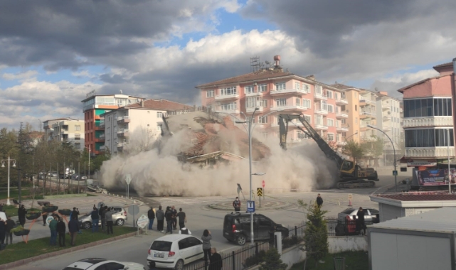Malatya’da hasarlı binaların yıkımı sürüyor
