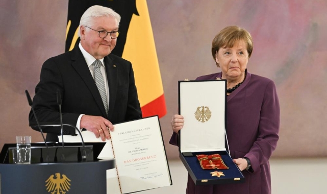 Merkel’e Almanya’nın en yüksek liyakat nişanı verildi