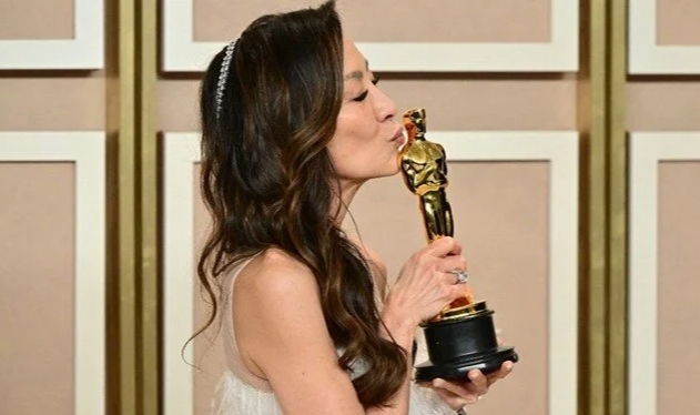 Michelle Yeoh'a Cannes'dan ödül