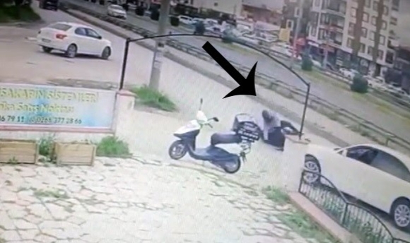 Motosiklet otomobil ile çarpıştı