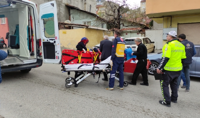 Motosiklet park halindeki otomobile çarptı