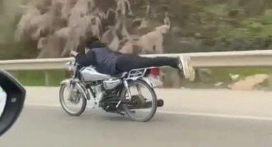 Bursa'da motosiklet üzerinde canını hiçe saydı