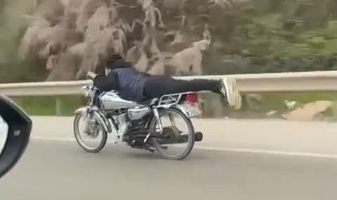 Bursa'da motosiklet üzerinde canını hiçe saydı
