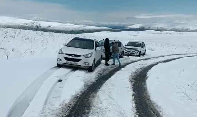 Nisan ayında bastıran kar yolu kapattı
