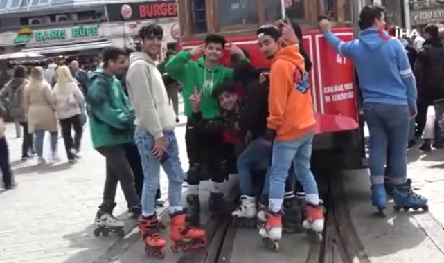 Nostaljik tramvayda paten kuyruğu