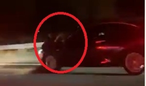 Oğlu için kaput üstünde 40 kilometre yol gitti