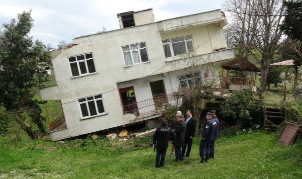 Ordu'da bir bina yan yattı!