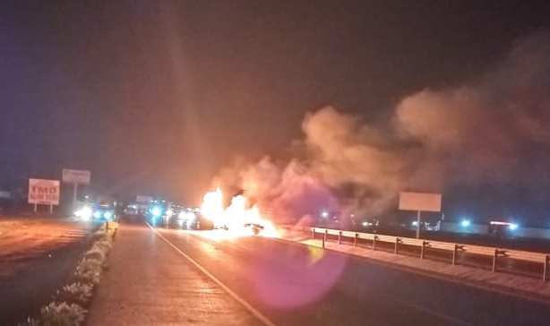 Otomobil bariyere çarpıp alev aldı: 3 yaralı