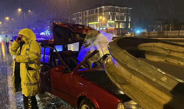 Otomobil bariyerlere saplanıp parçalandı