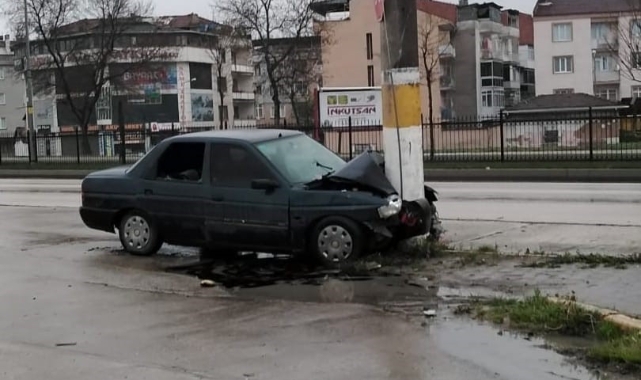 Otomobil beton direğe çarptı:1 yaralı