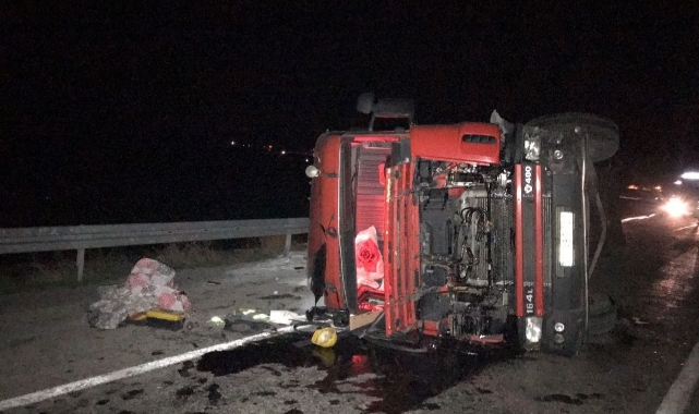 Otomobil ile çarpışan tır devrildi: 2’si çocuk 4 yaralı