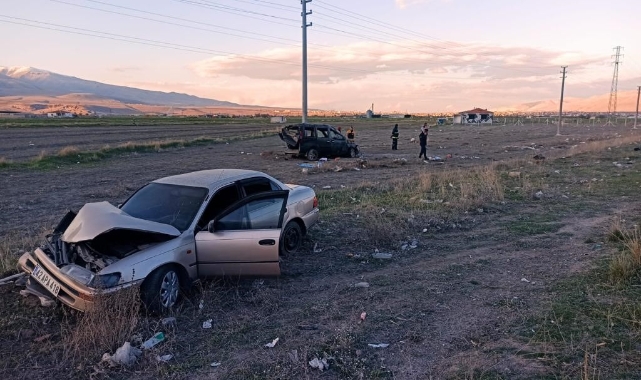 Otomobil ile hafif ticari araç çarpıştı