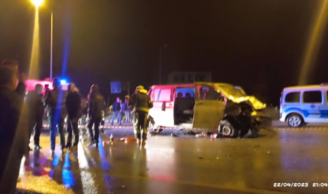 Otomobil ile midibüs çarpıştı! 3 ölü