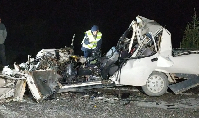 Otomobil kamyona arkadan çarptı! 2 ölü