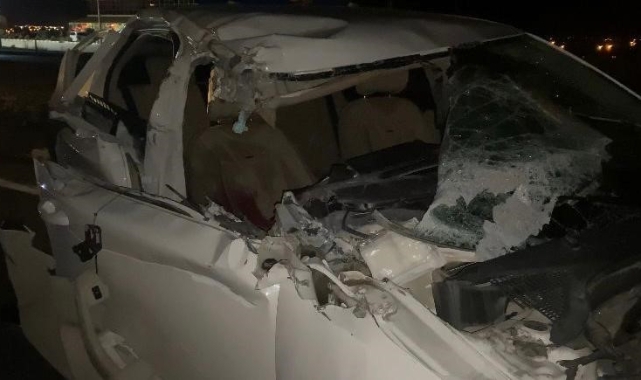 Otomobil, kamyonete arkadan çarptı: 1’i ağır 2 yaralı