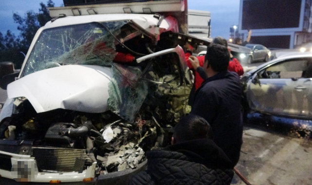 Otomobil karşı şeride geçip kamyonete çarptı: 1 ölü, 3 yaralı