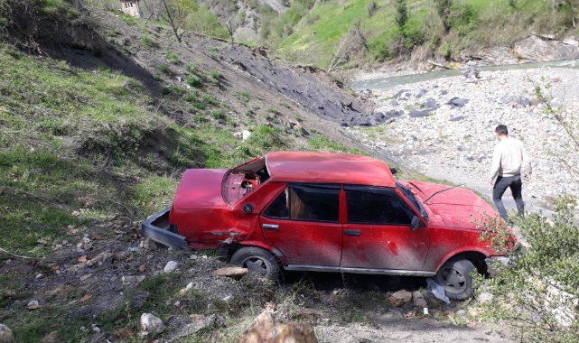 Otomobil şarampole yuvarlandı: 2'si ağır 5 yaralı