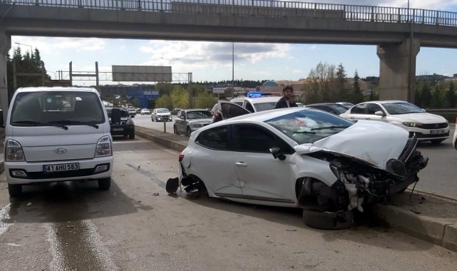 Otomobil, üst geçidin ayağına çarptı: 1'i ağır, 3 yaralı
