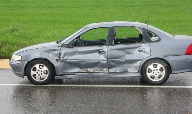 Otomobille çarpışan motosiklet sürücüsü hayatını kaybetti