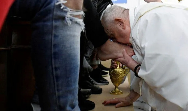 Papa Francis mahkumların ayaklarını yıkayıp öptü