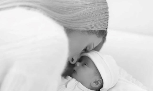 Paris Hilton bebeği ile olan fotoğraflarını paylaştı