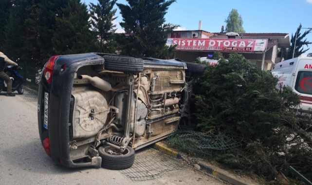 Refüjdeki ağaca çarpan otomobil devrildi: 2 yaralı
