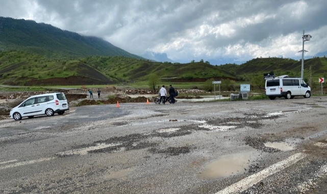 Sağanak yağış köprüleri yıktı! Yollar kapandı