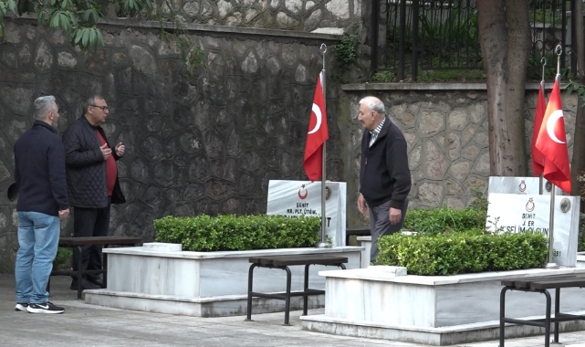 Şehit yakınları bayramın ilk ziyaretinde şehitliğe koştu
