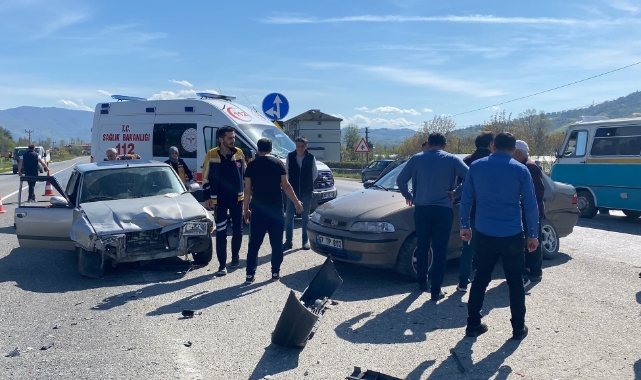 Şerit ihlali yapan sürücü 4 kişiyi yaraladı