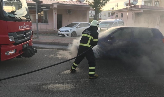 Seyir halindeki otomobil alev aldı