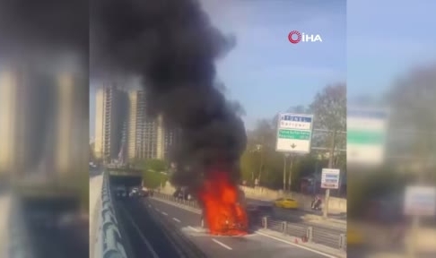 Seyir halindeki otomobil alev alev yandı