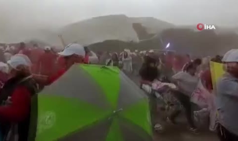 Şiddetli rüzgara kapılan tente uçtu! 1 ölü, 26 yaralı